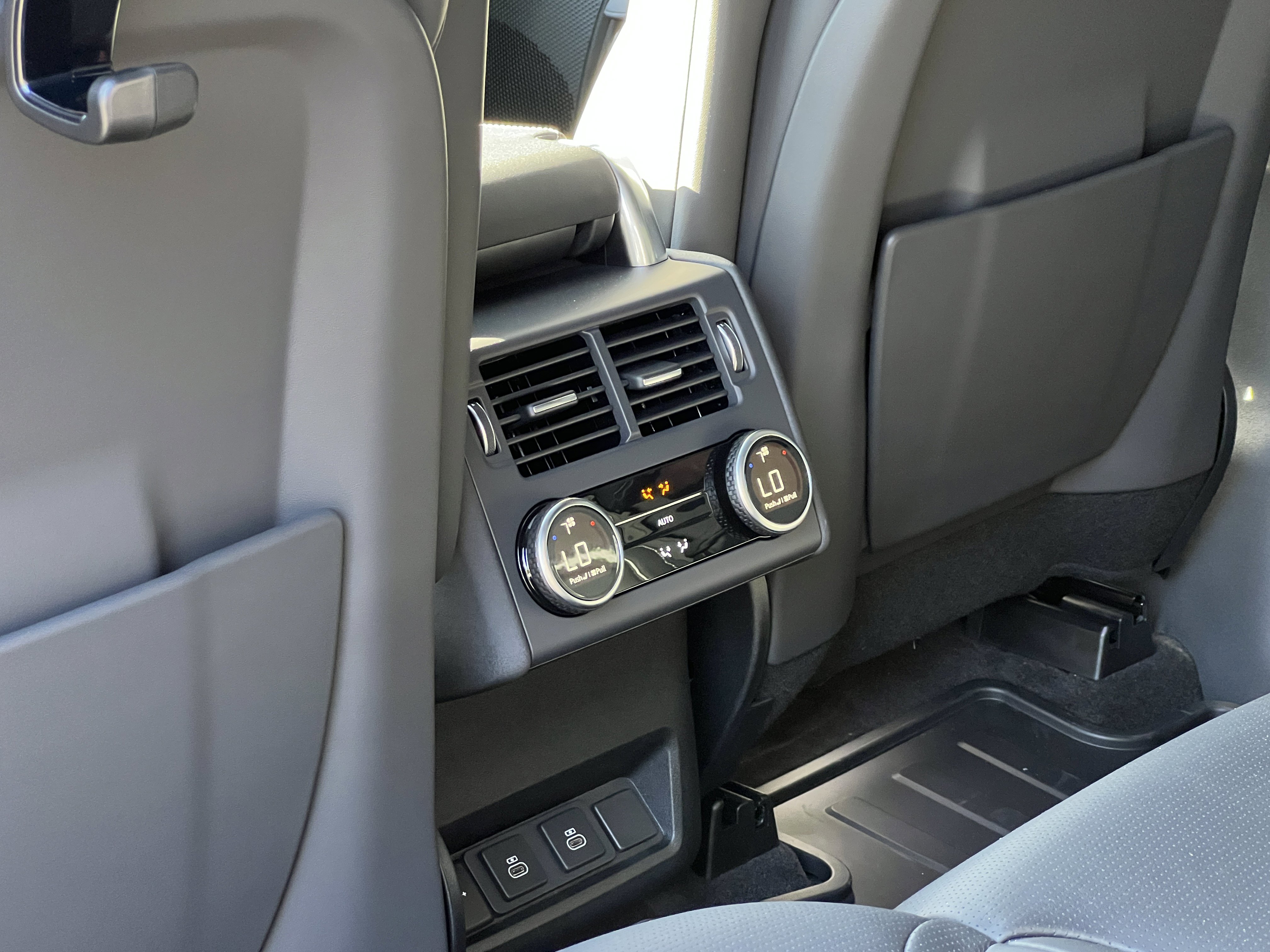 New 2024 Land Rover Discovery Dynamic SE image 15