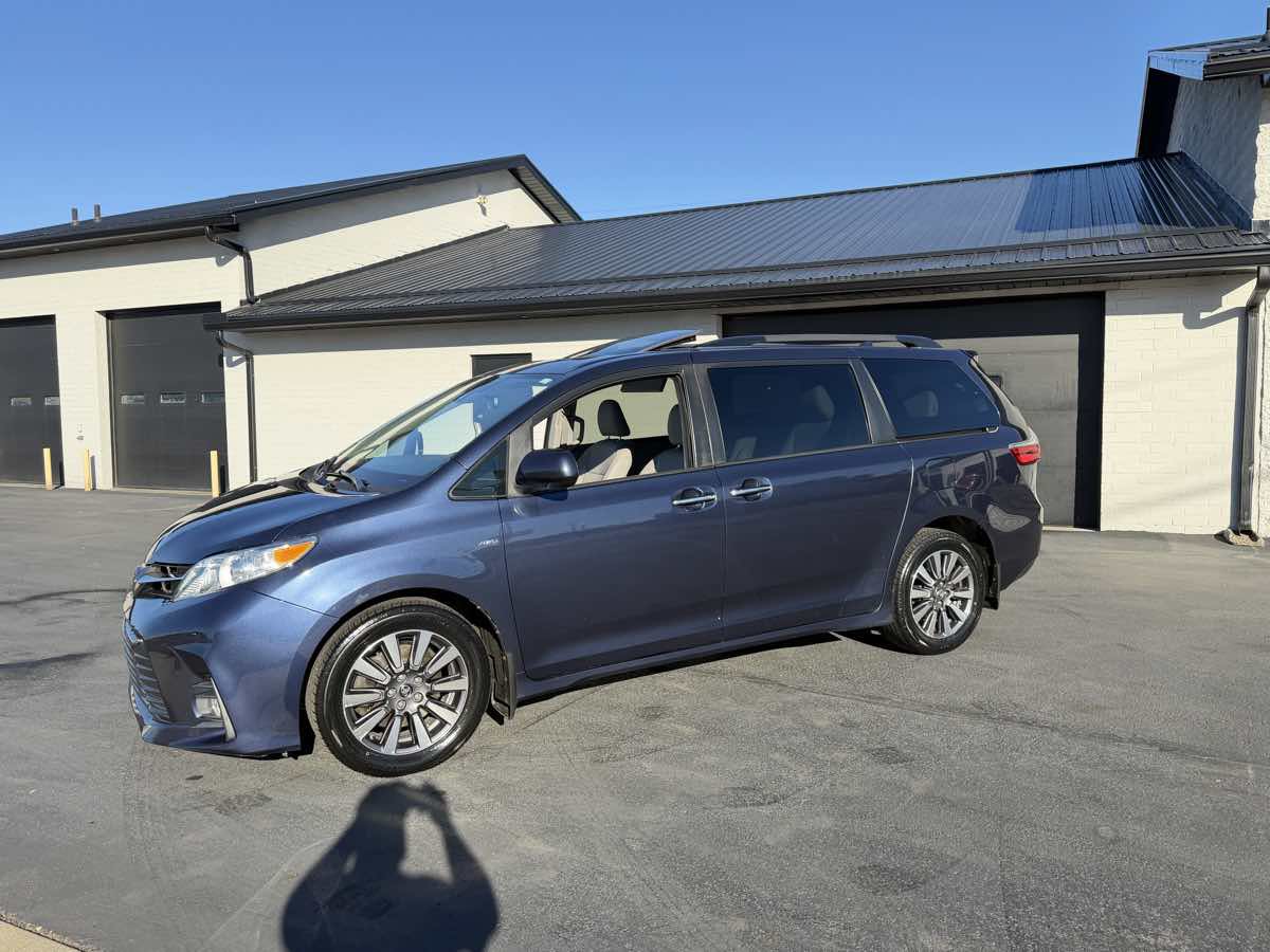 Used 2020 Toyota Sienna XLE Premium AWD/4WD image 3