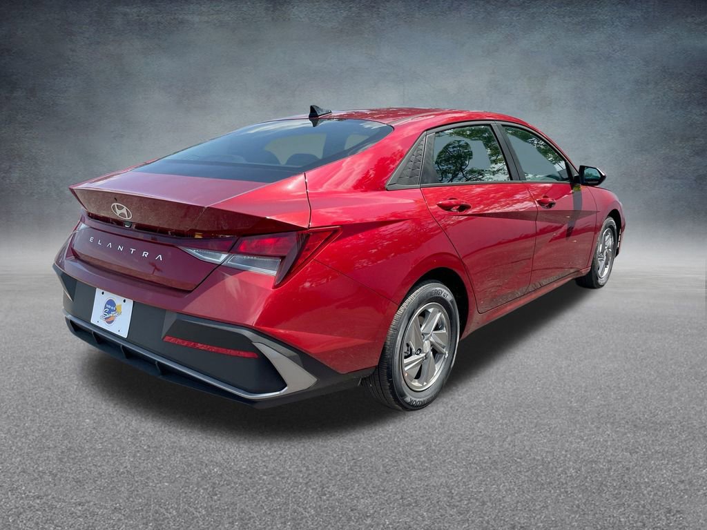 Used 2025 Hyundai Elantra SE image 31