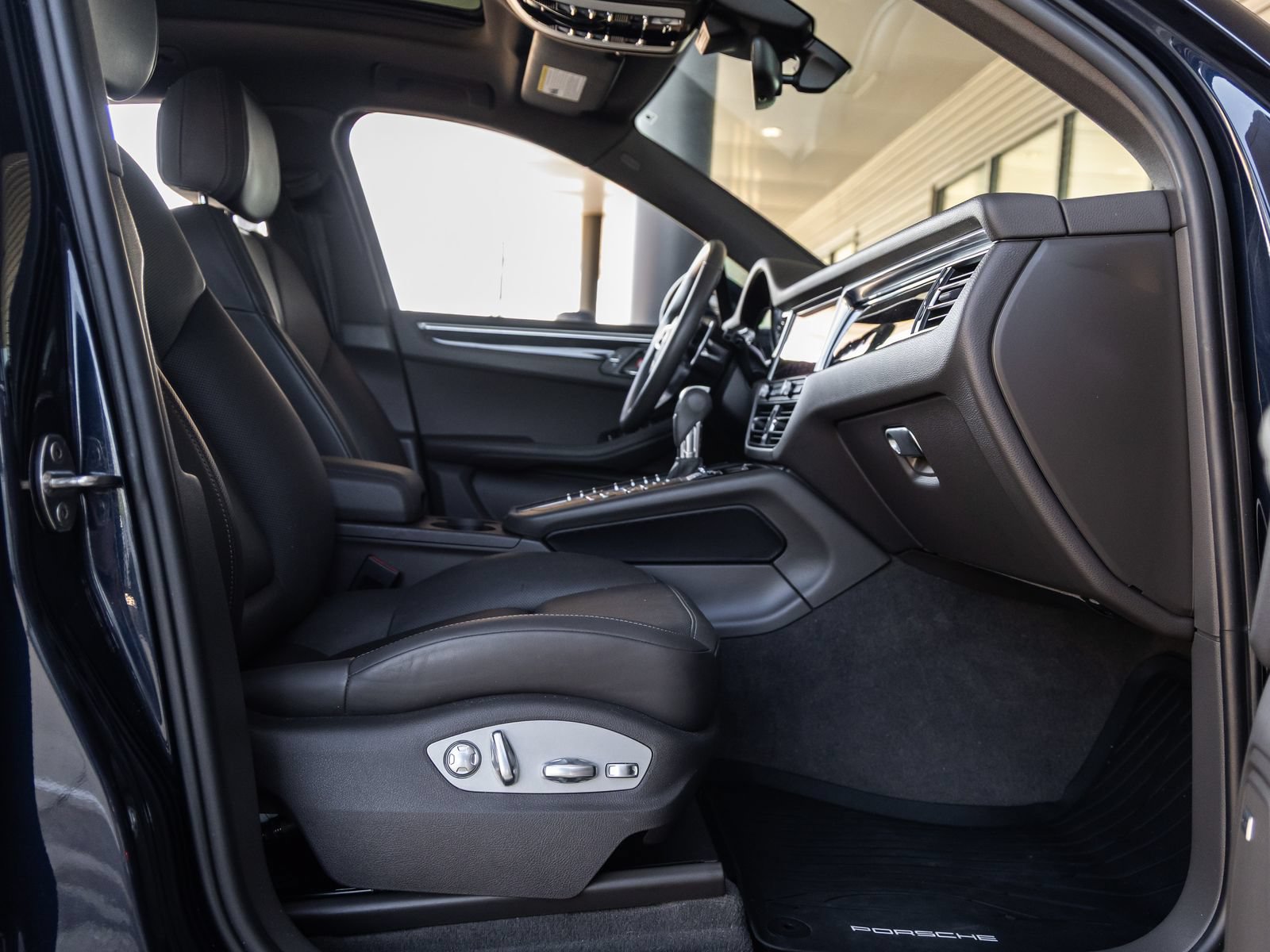 Certified 2021 Porsche Macan AWD/4WD image 38