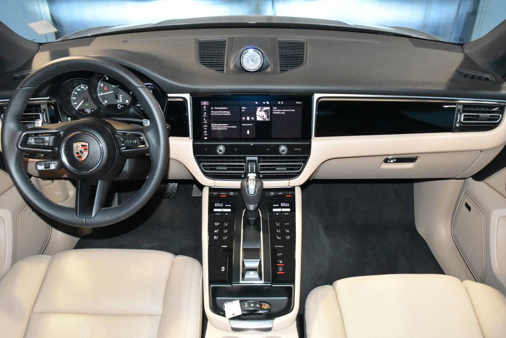 Certified 2025 Porsche Macan image 9