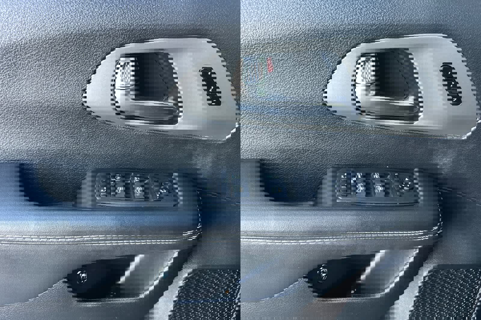 Used 2025 Chrysler Pacifica Select w/ Uconnect Theater Family Group image 12