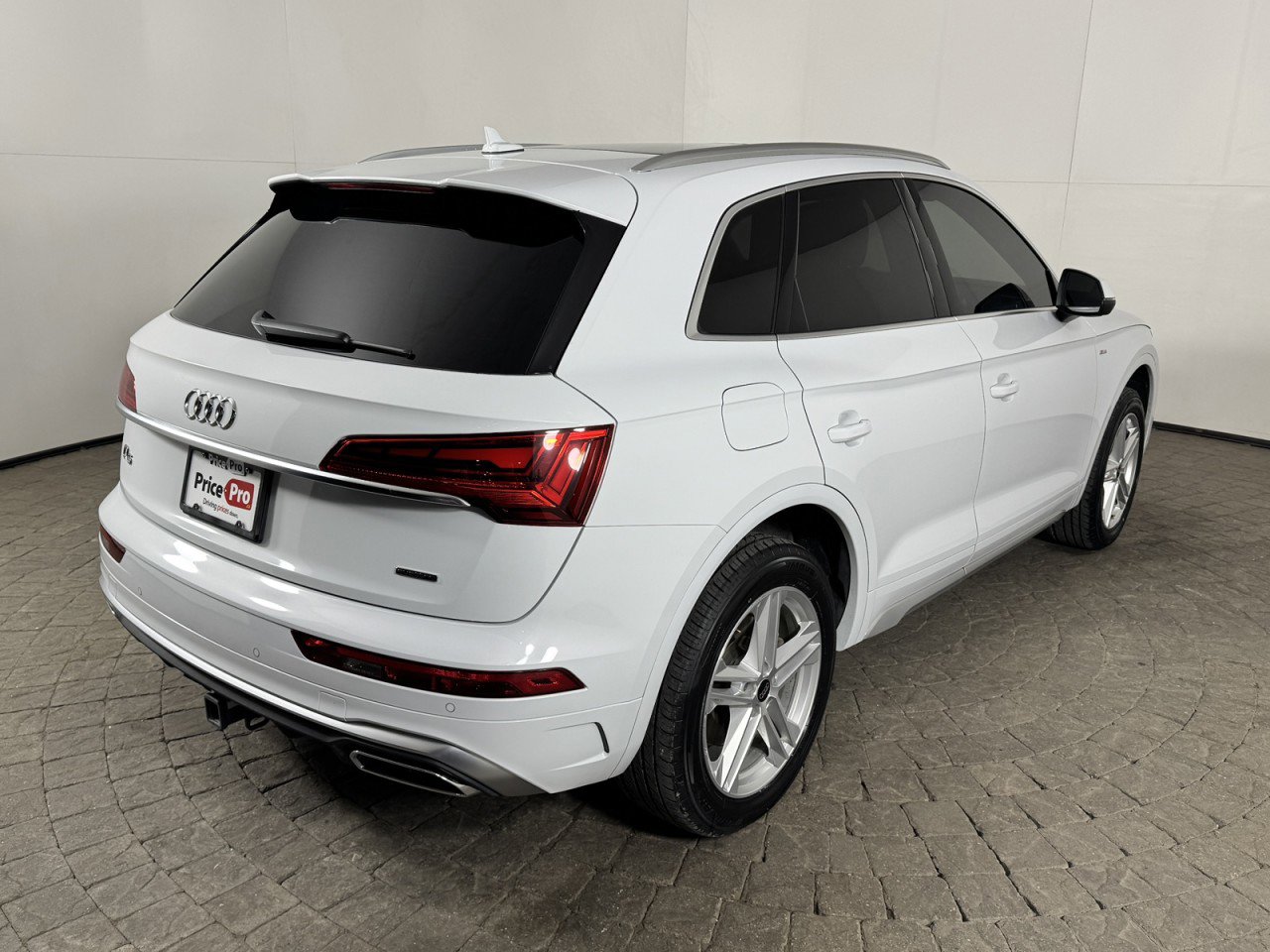Used 2024 Audi Q5 e Premium Plus w/ Premium Plus Package image 6