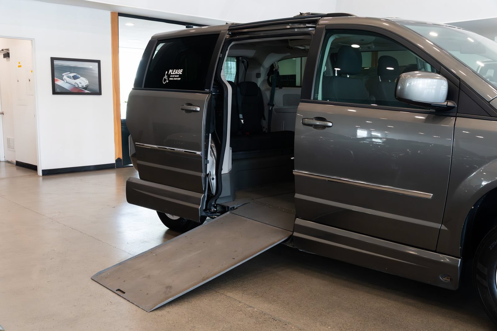 Used 2010 Dodge Grand Caravan SXT FWD image 8