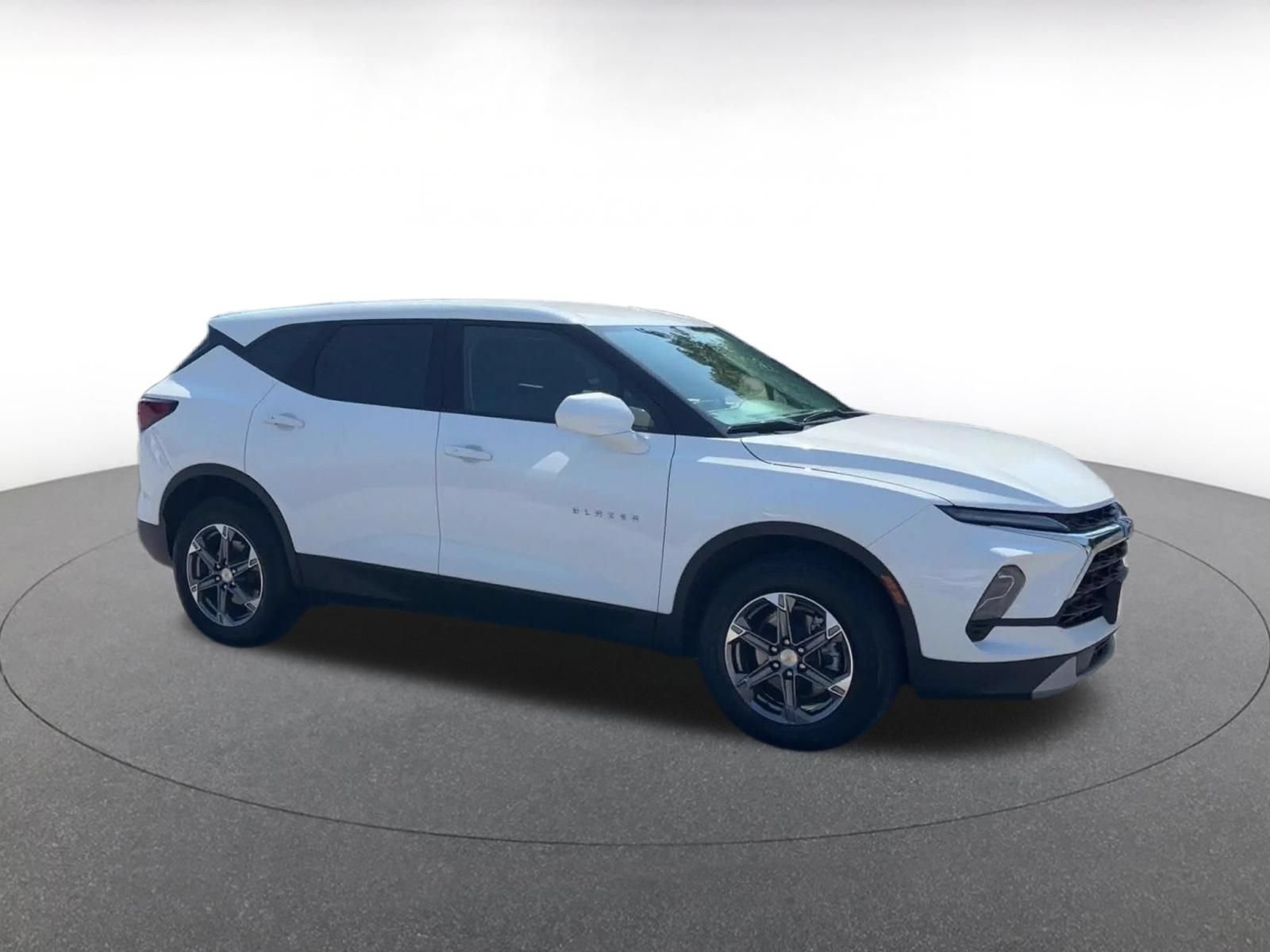 Used 2025 Chevrolet Blazer LT FWD image 2