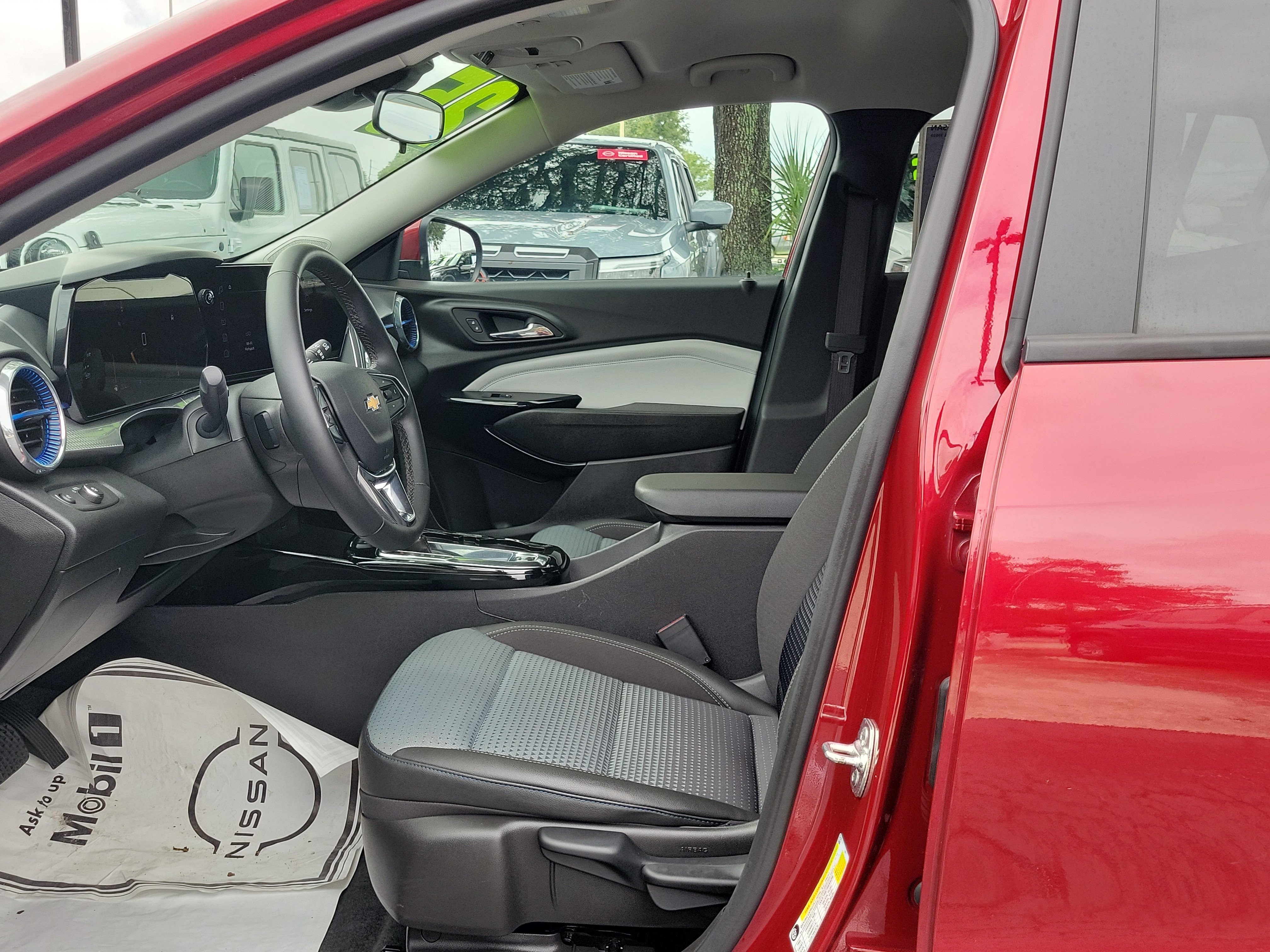 Used 2025 Chevrolet Trax LT w/ LT Convenience Package FWD image 18