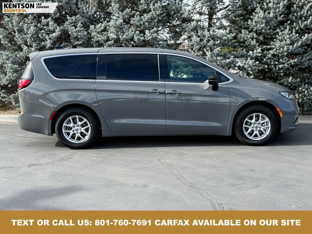 Used 2025 Chrysler Pacifica Select image 11