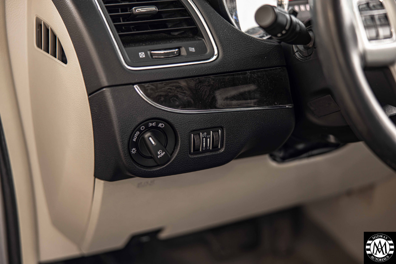 Used 2015 Chrysler Town & Country Touring-L w/ Driver Convenience Group image 33