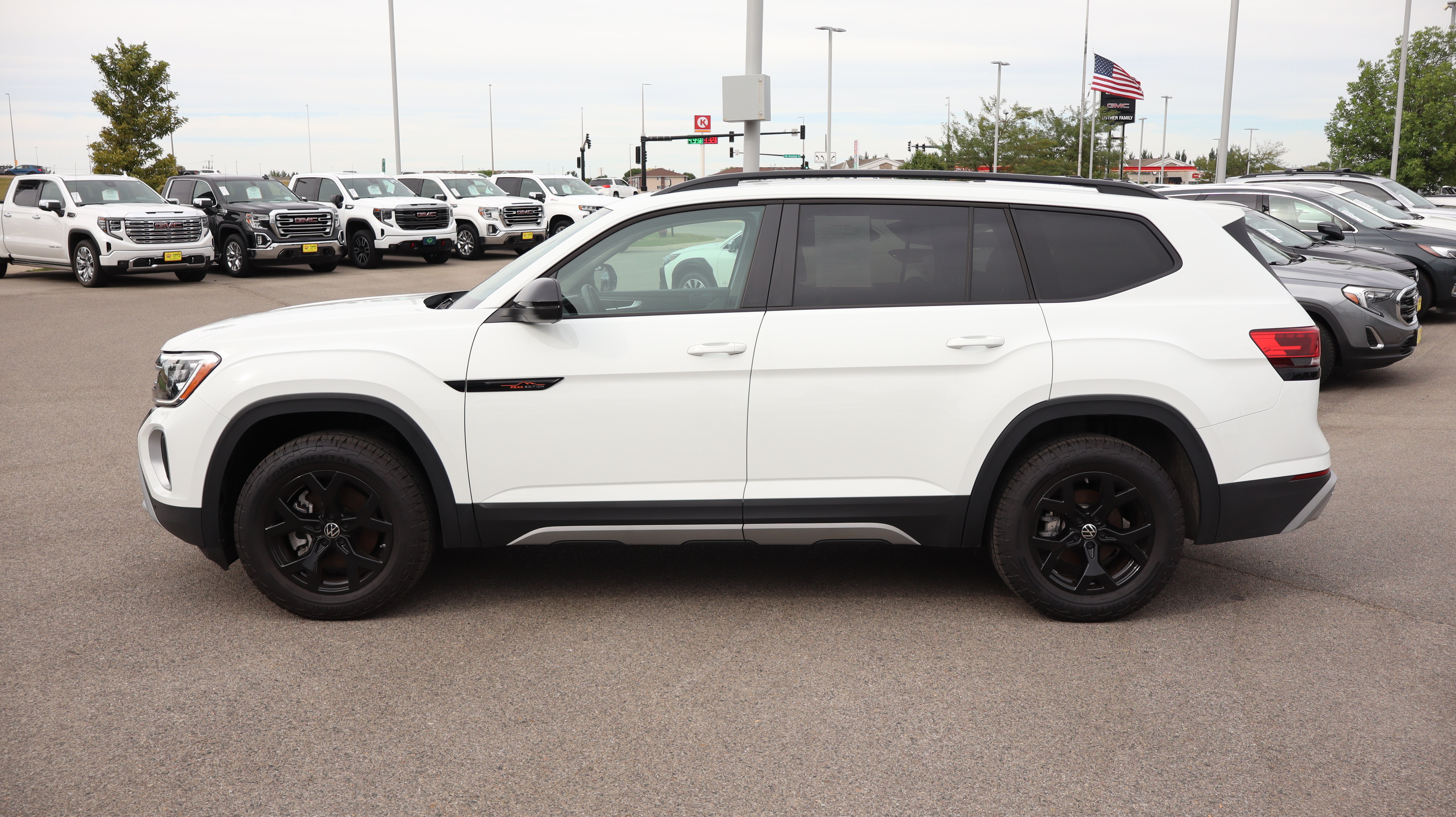 Used 2025 Volkswagen Atlas Peak Edition SE AWD/4WD image 4