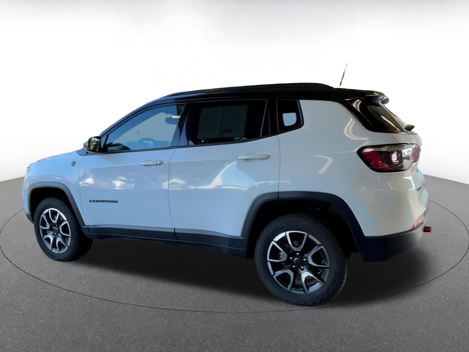 Used 2025 Jeep Compass Trailhawk image 10