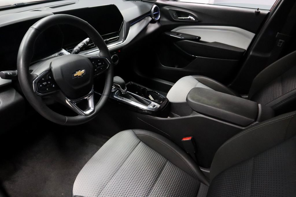 Used 2025 Chevrolet Trax LT w/ LT Convenience Package image 24