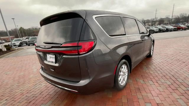 Used 2023 Chrysler Pacifica Touring-L image 9