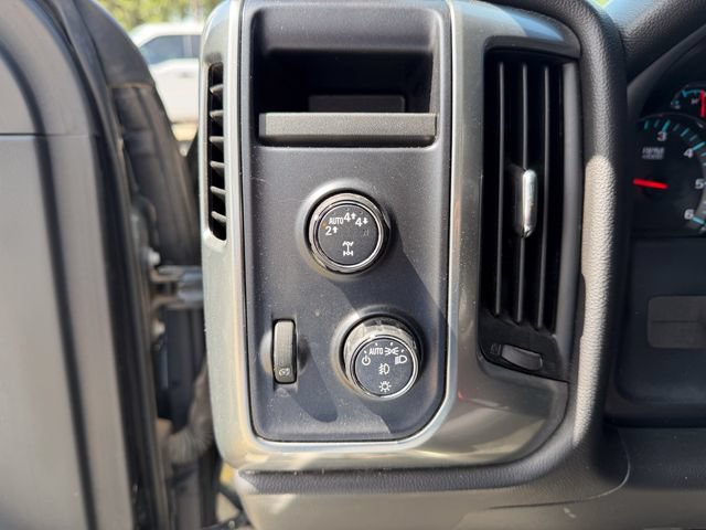 Used 2018 Chevrolet Silverado 1500 LT w/ LT Eassist Package AWD/4WD image 6