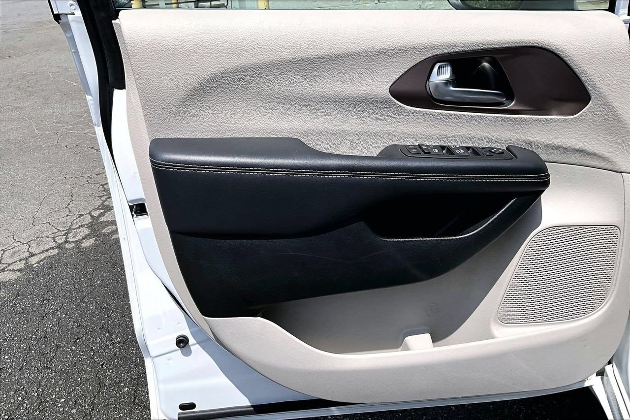 Certified 2023 Chrysler Voyager LX FWD image 25