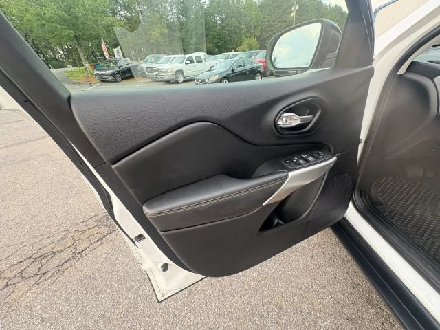 Used 2022 Jeep Cherokee Latitude w/ Sun & Sound Group AWD/4WD image 16