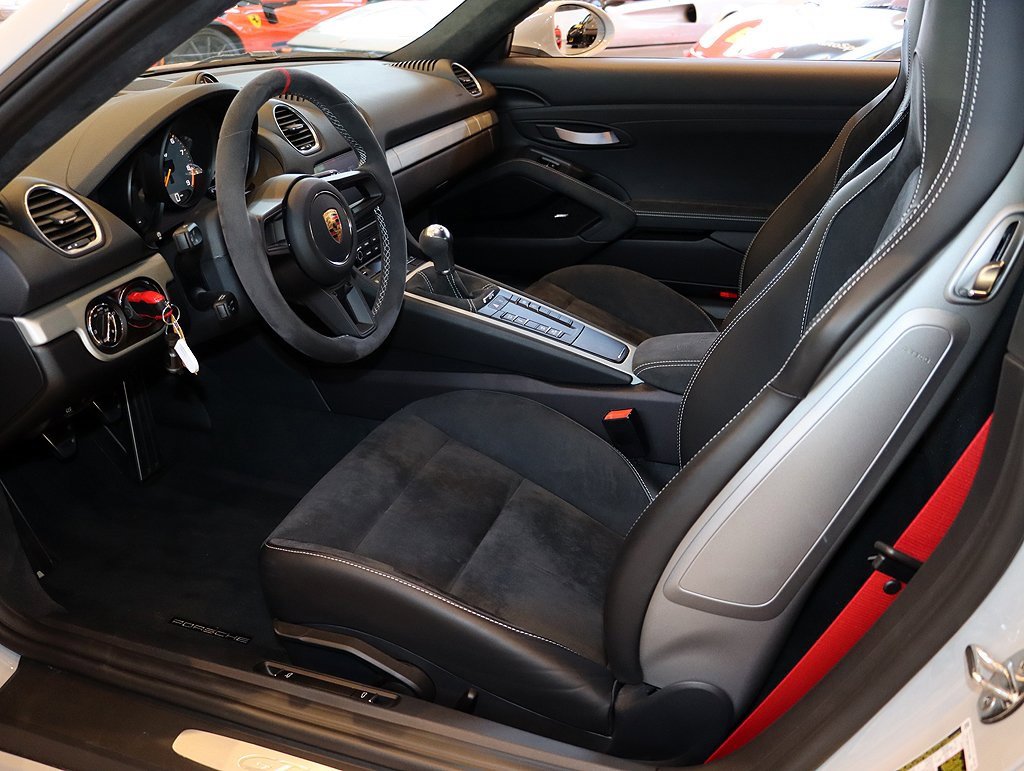 Used 2020 Porsche 718 Cayman GT4 image 4