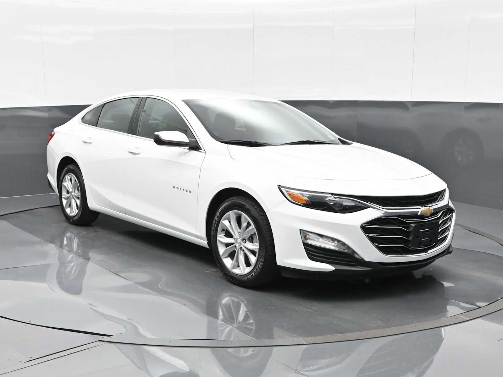 New 2025 Chevrolet Malibu LT FWD image 2
