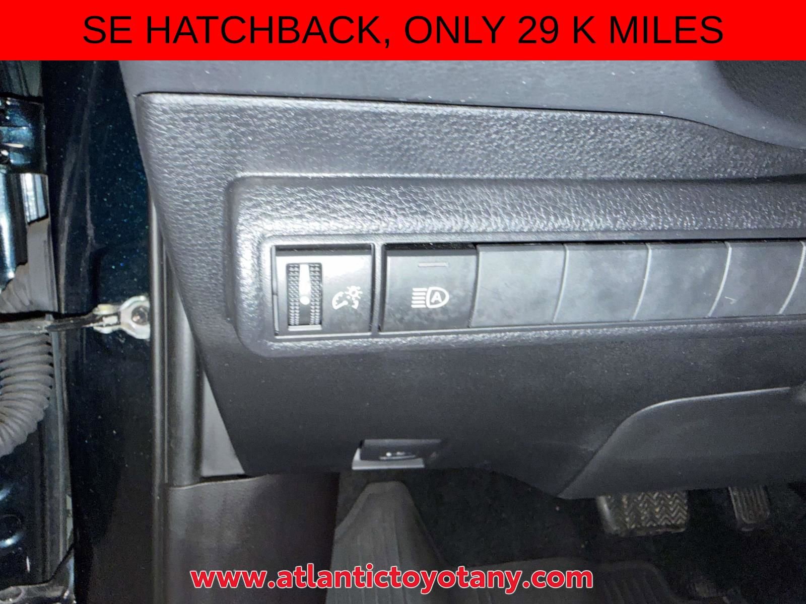 Used 2022 Toyota Corolla SE w/ SE Preferred Package image 17