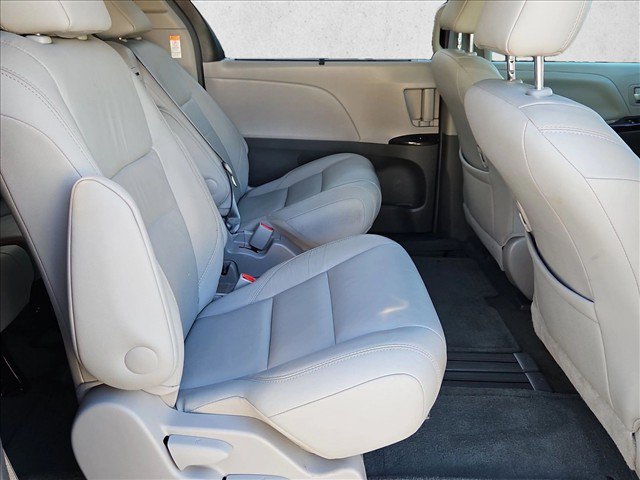 Used 2017 Toyota Sienna XLE FWD image 18