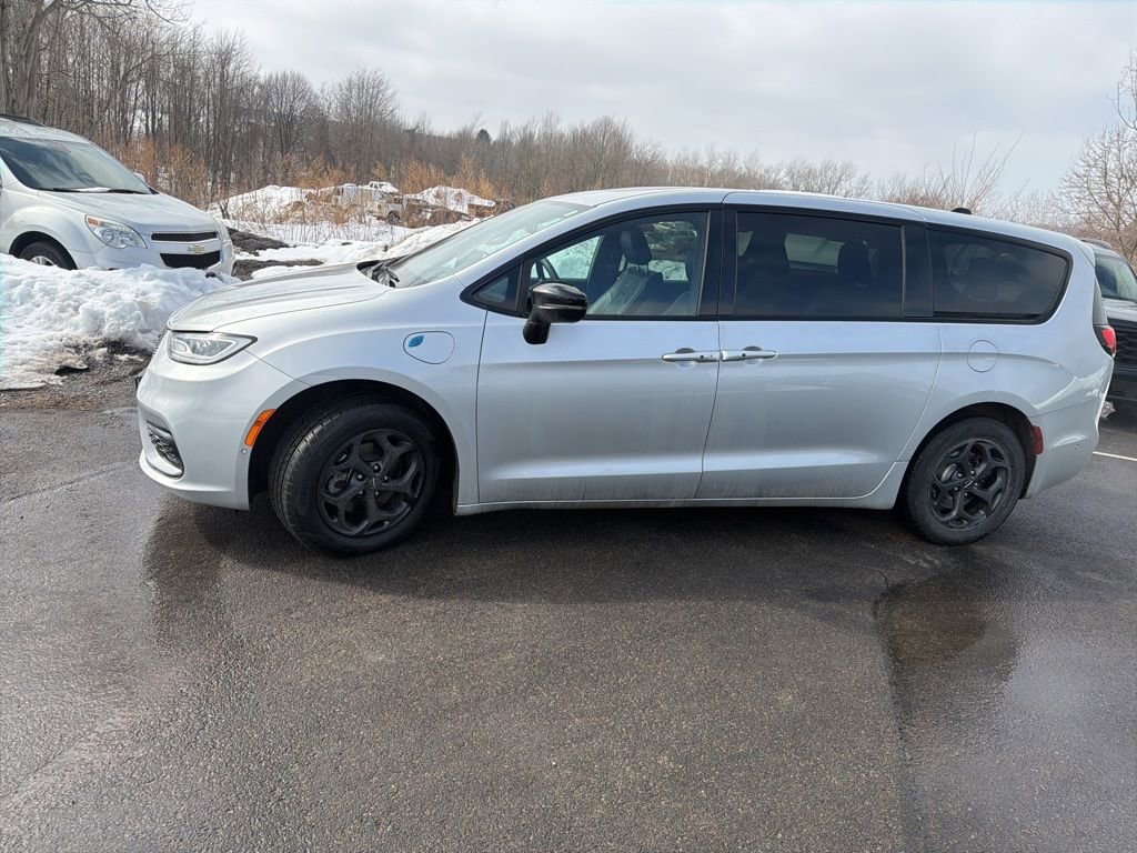 Used 2023 Chrysler Pacifica Limited w/ S Appearance Package image 4