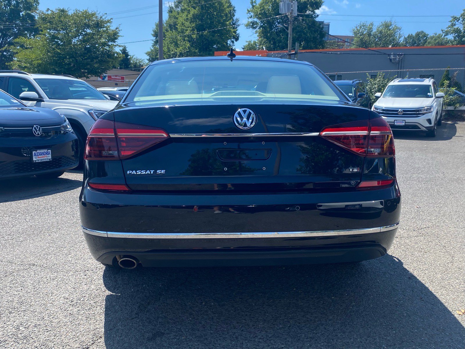 Used 2018 Volkswagen Passat 2.0T SE FWD image 2