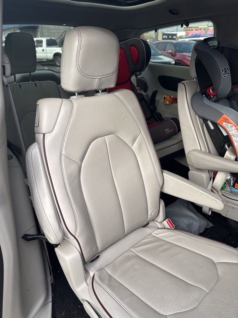 Used 2020 Chrysler Pacifica Limited image 16