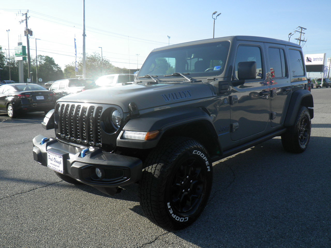 Used 2023 Jeep Wrangler Unlimited w/ Sun & Screen Package AWD/4WD image 3