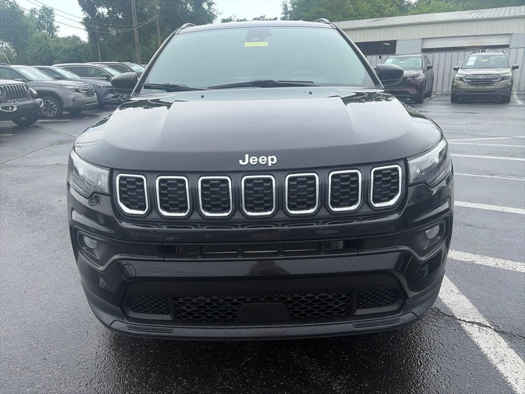 Used 2024 Jeep Compass Latitude AWD/4WD image 2