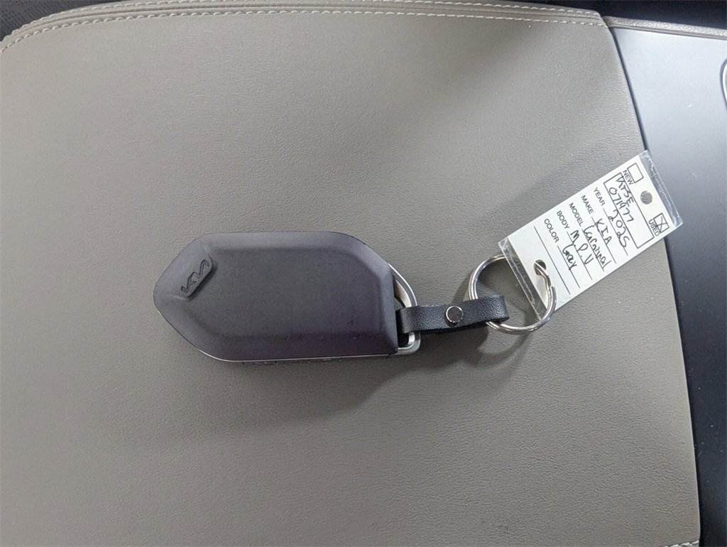 Used 2025 Kia Carnival EX image 27