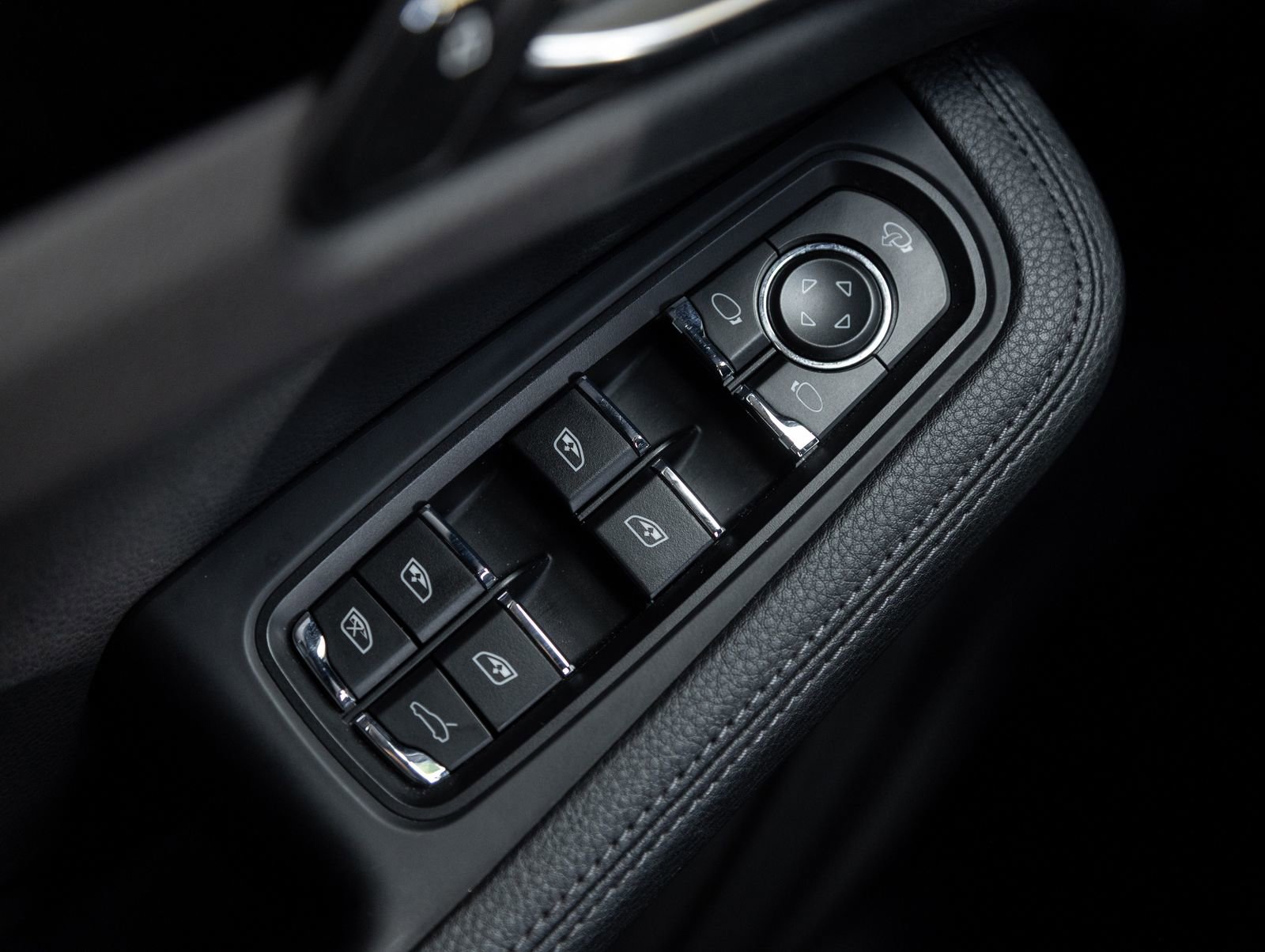 Certified 2023 Porsche Macan AWD/4WD image 19