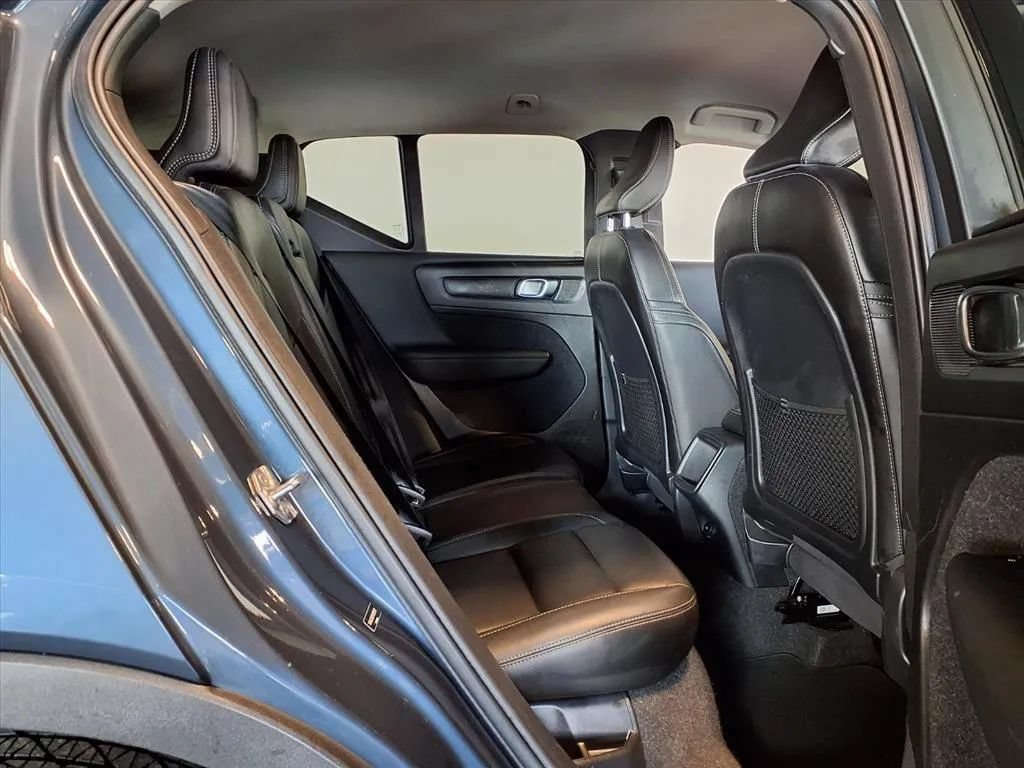 Used 2021 Volvo XC40 T4 Momentum FWD image 10
