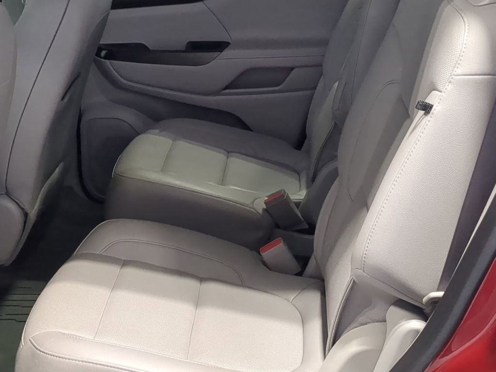 Used 2023 GMC Acadia SLT AWD/4WD image 19