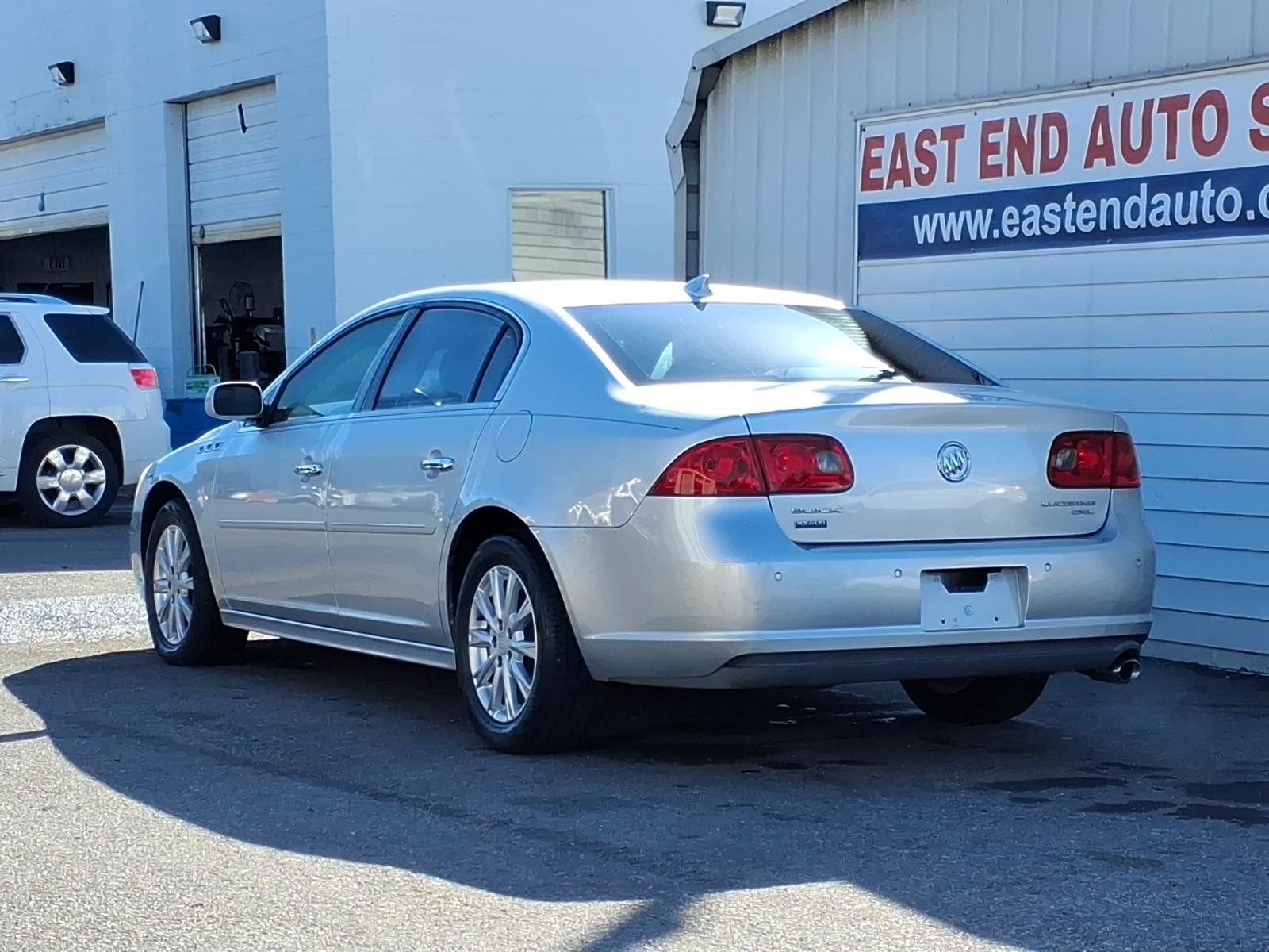 Used 2011 Buick Lucerne CXL w/ Driver Confidence Package FWD image 3