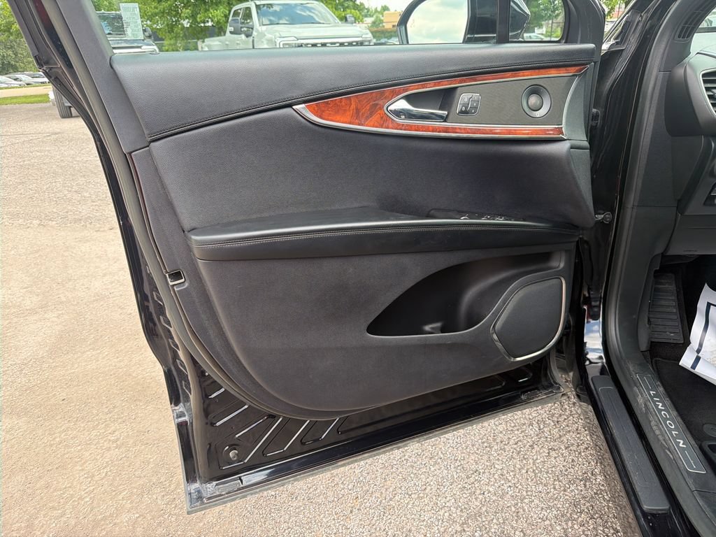 Used 2019 Lincoln Nautilus Select AWD/4WD image 12