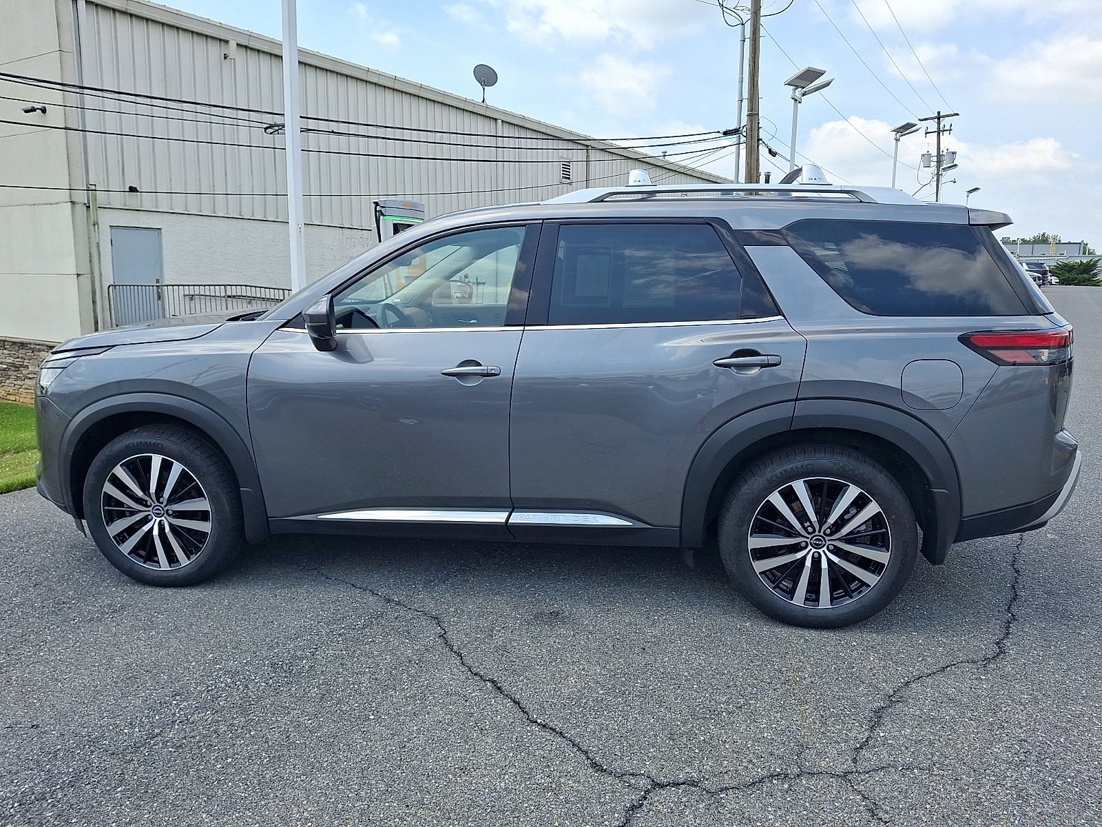 Used 2024 Nissan Pathfinder Platinum w/ Cargo Package AWD/4WD image 7
