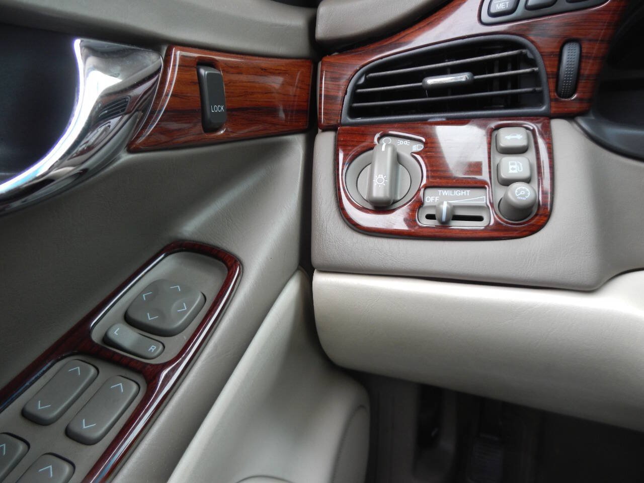 Used 2002 Cadillac De Ville FWD image 42