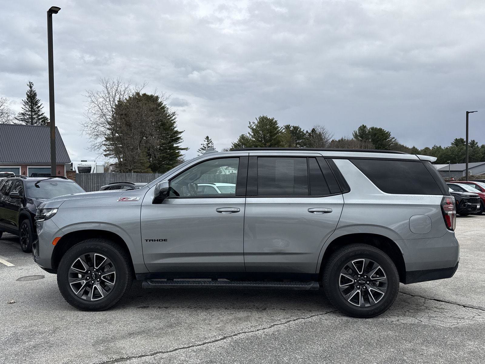 Used 2023 Chevrolet Tahoe Z71 w/ Luxury Package AWD/4WD image 3