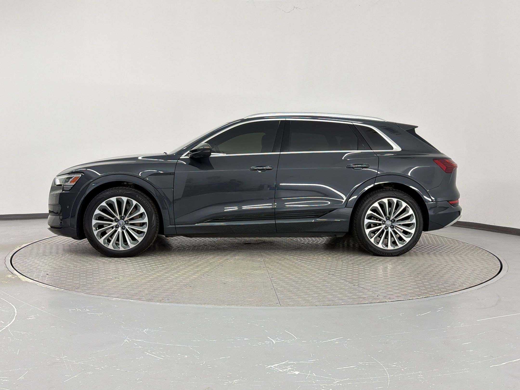 Used 2019 Audi e-tron Prestige w/ Prestige Package AWD/4WD image 2