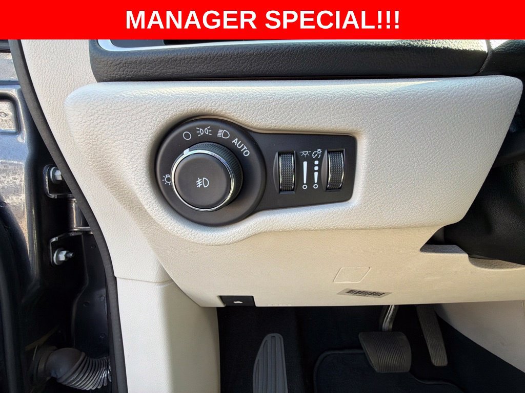 Used 2021 Chrysler Pacifica Touring-L FWD image 22