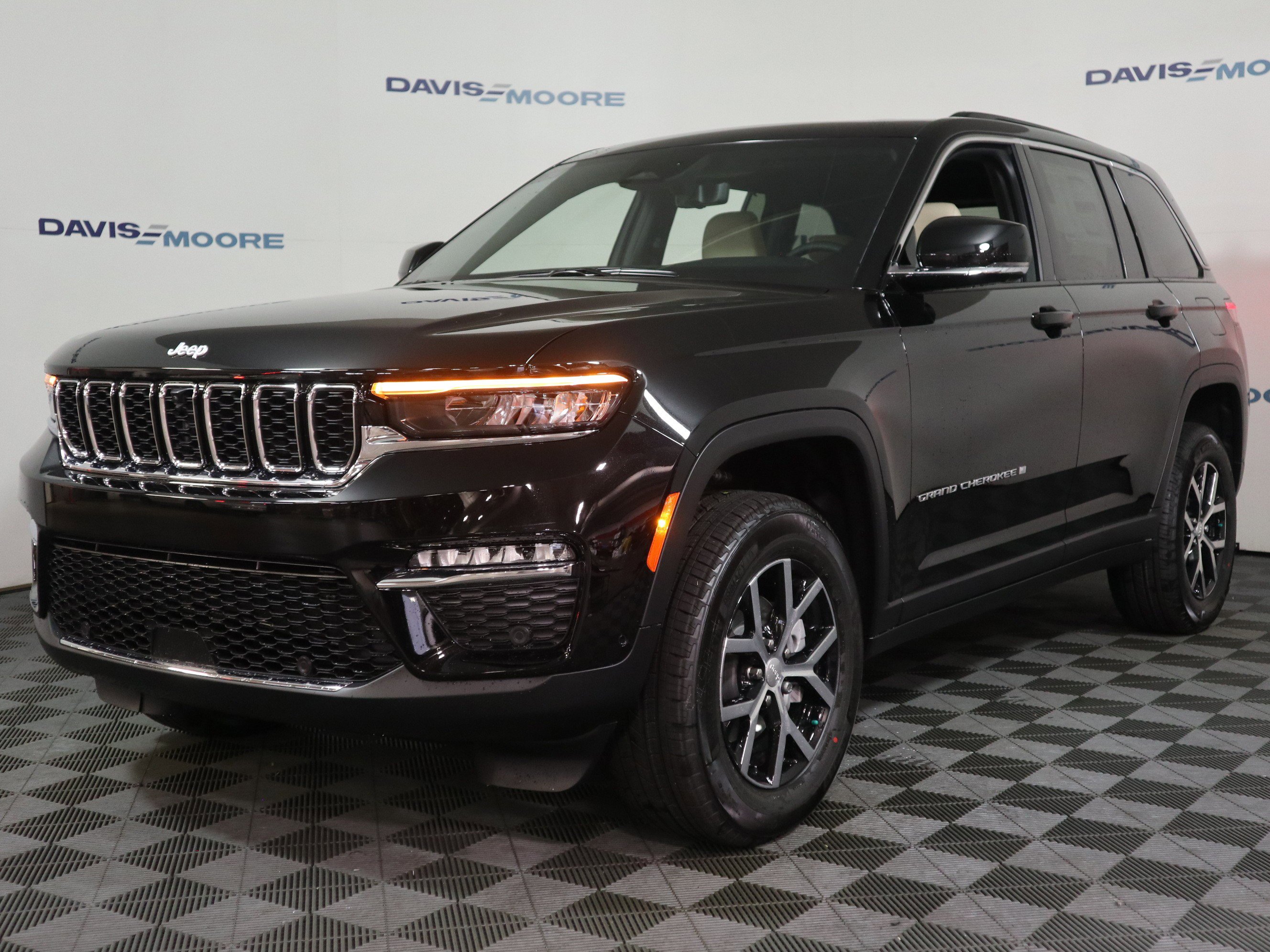 New 2025 Jeep Grand Cherokee Limited w/ Luxury Tech Group II image 12
