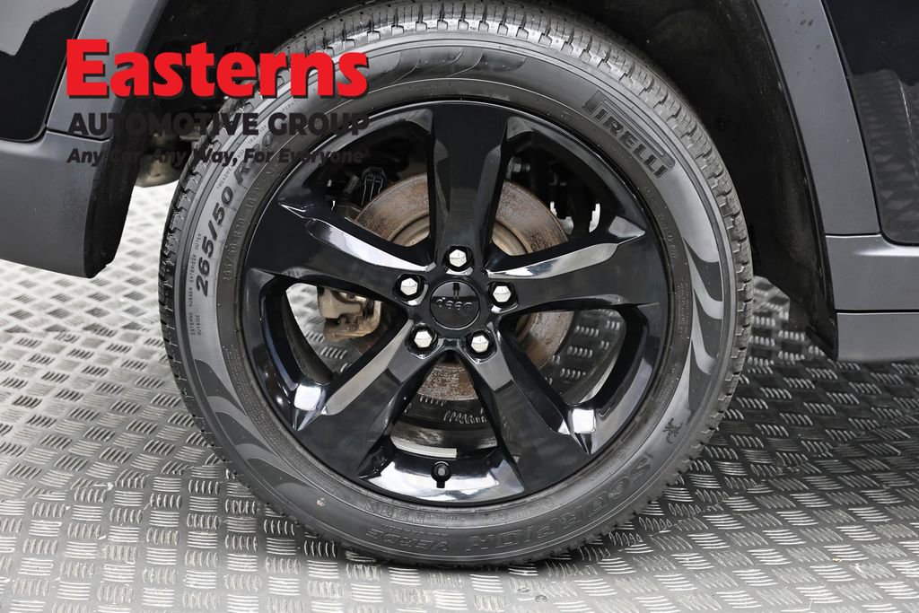 Used 2023 Jeep Grand Cherokee Limited w/ Black Appearance Package AWD/4WD image 31