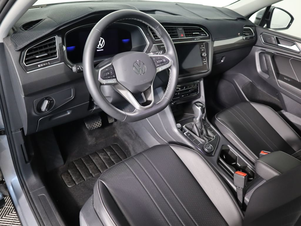Used 2022 Volkswagen Tiguan SE w/ Panoramic Sunroof Package image 9