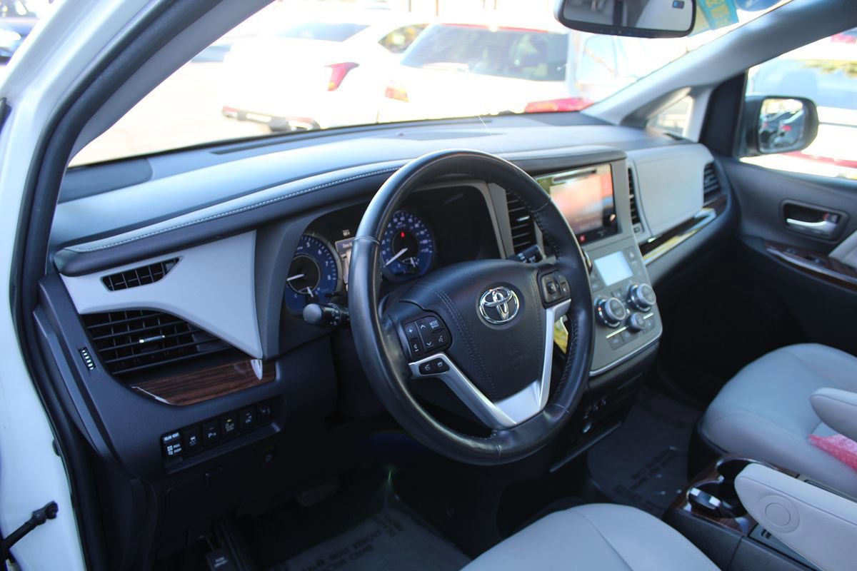 Used 2015 Toyota Sienna Limited Premium FWD image 19