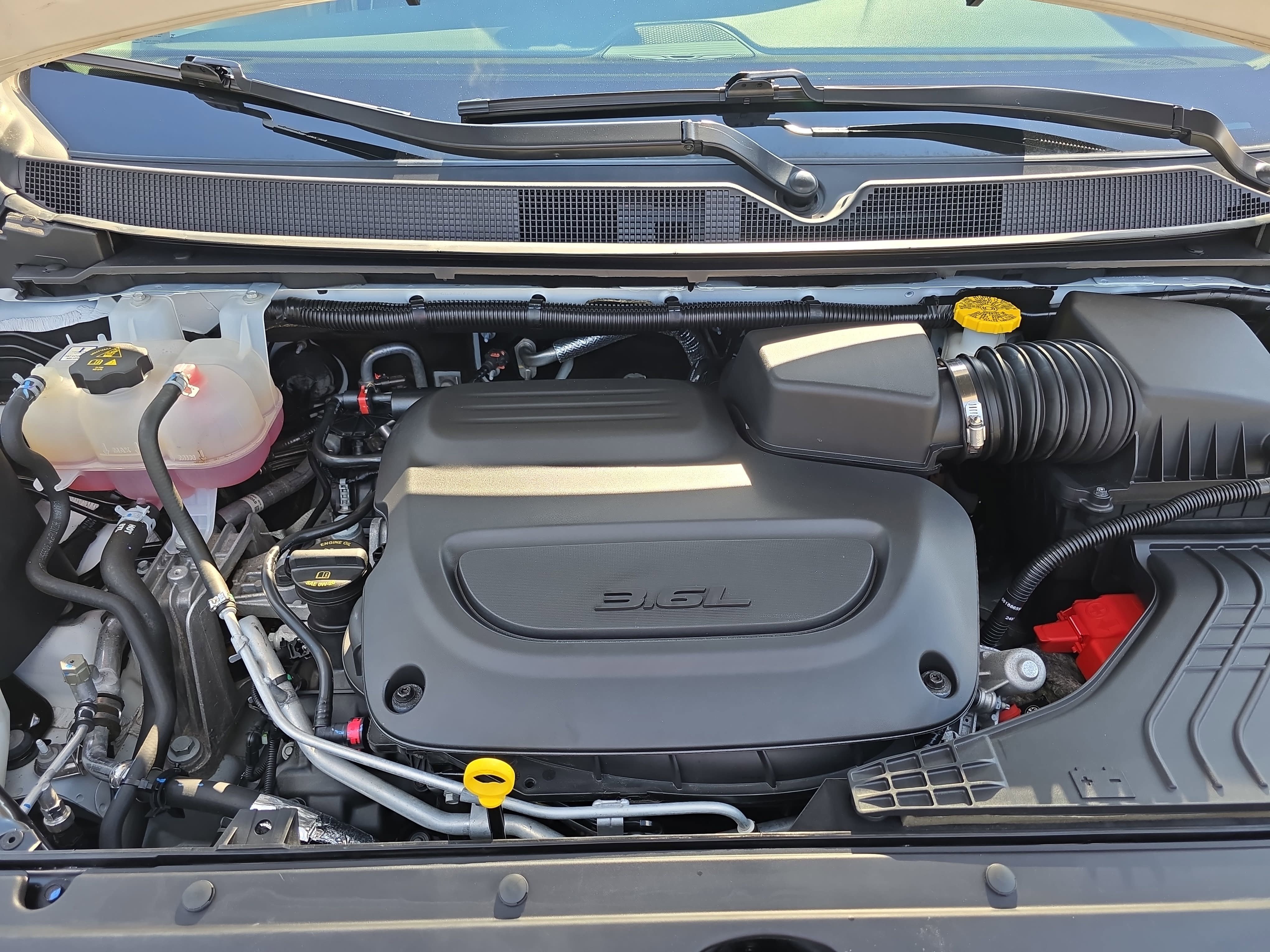 Used 2024 Chrysler Pacifica Limited w/ Trailer Tow Group FWD image 36