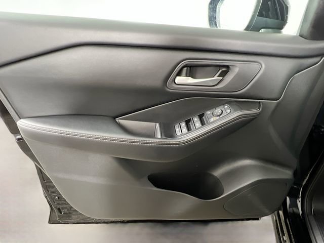 Used 2025 Nissan Rogue SV image 30