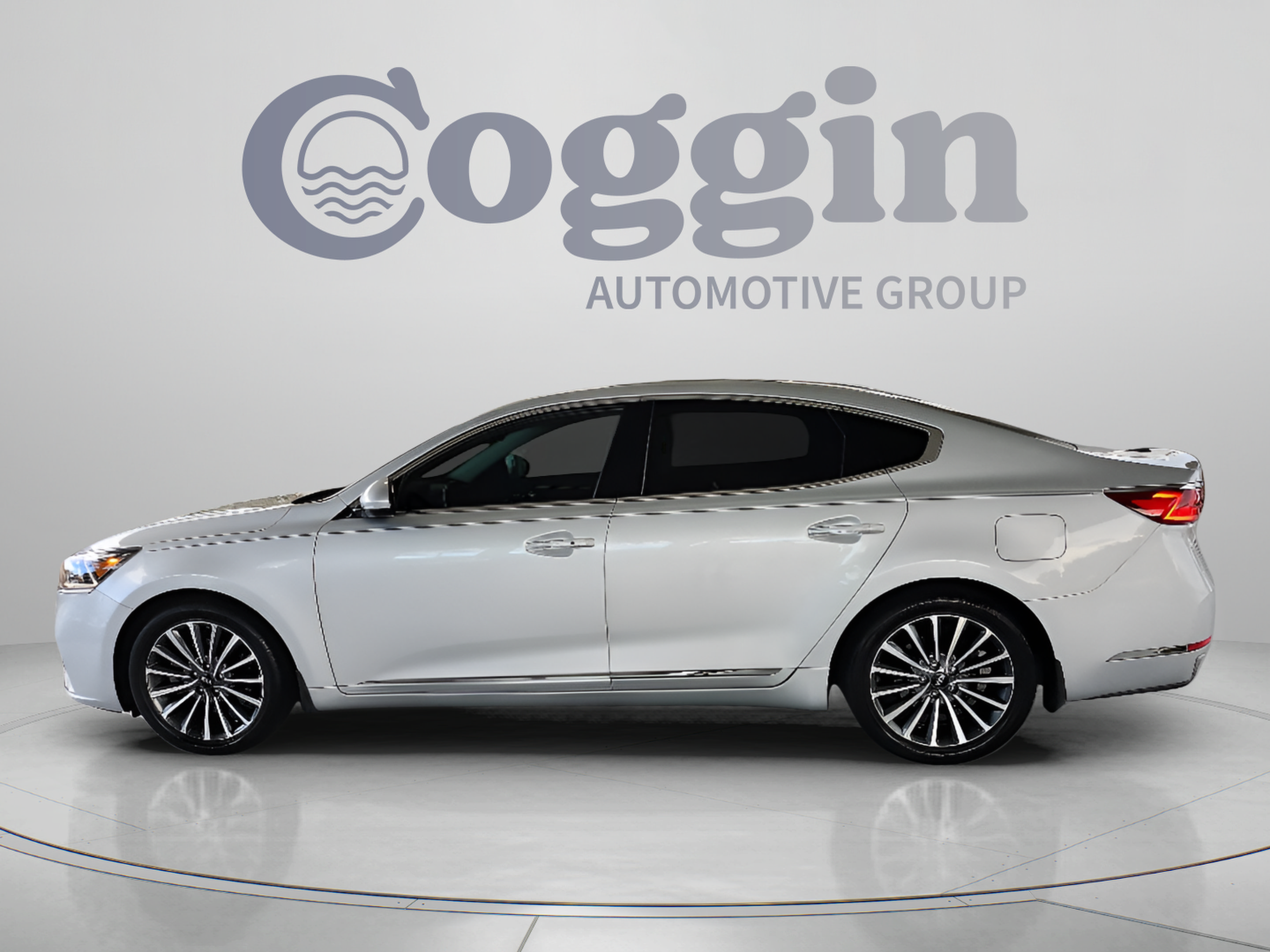 Used 2018 Kia Cadenza Premium FWD image 2