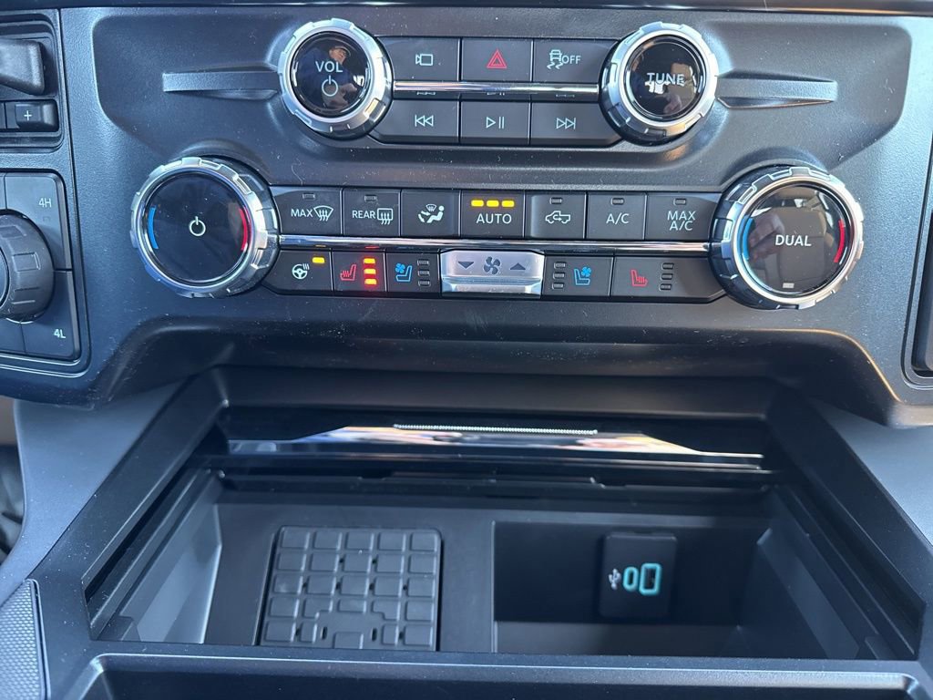 New 2026 Ford F250 Lariat w/ Black Appearance Package image 44