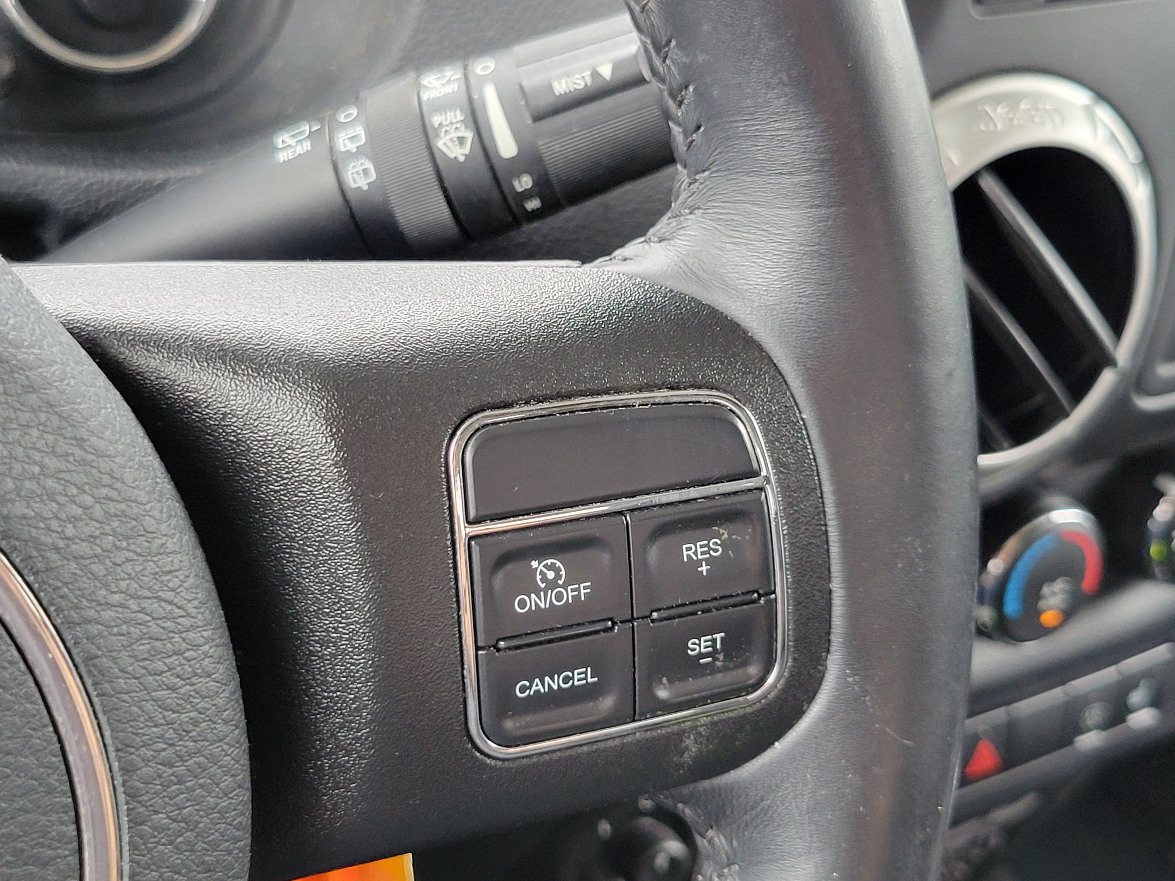 Used 2018 Jeep Wrangler Sahara w/ Connectivity Group AWD/4WD image 11