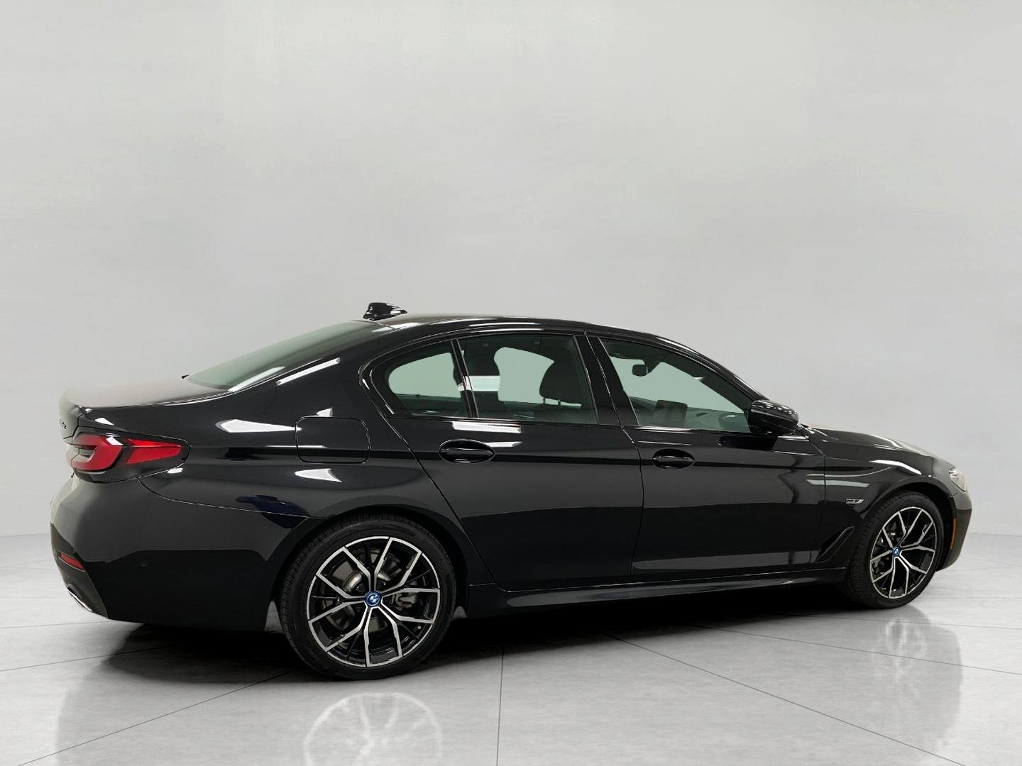 Used 2023 BMW 530e xDrive w/ Executive Package AWD/4WD image 2