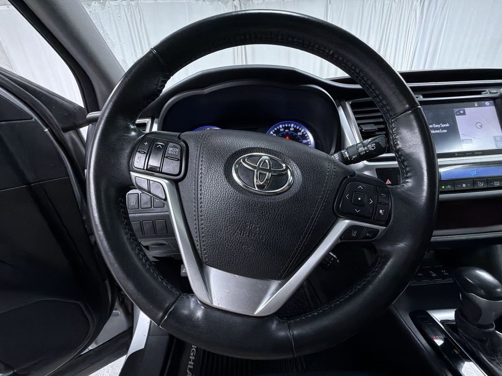 Used 2018 Toyota Highlander XLE AWD/4WD image 17
